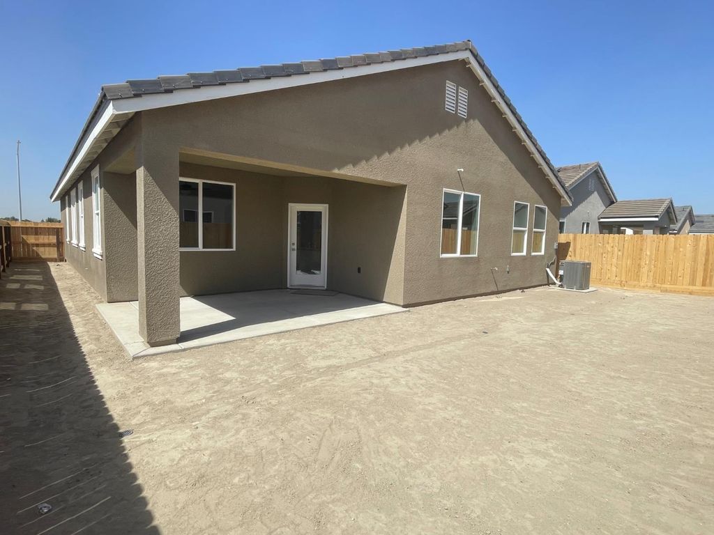 Image 8 of property listing at 16219 W Sunset Ave, Kerman, CA 93630