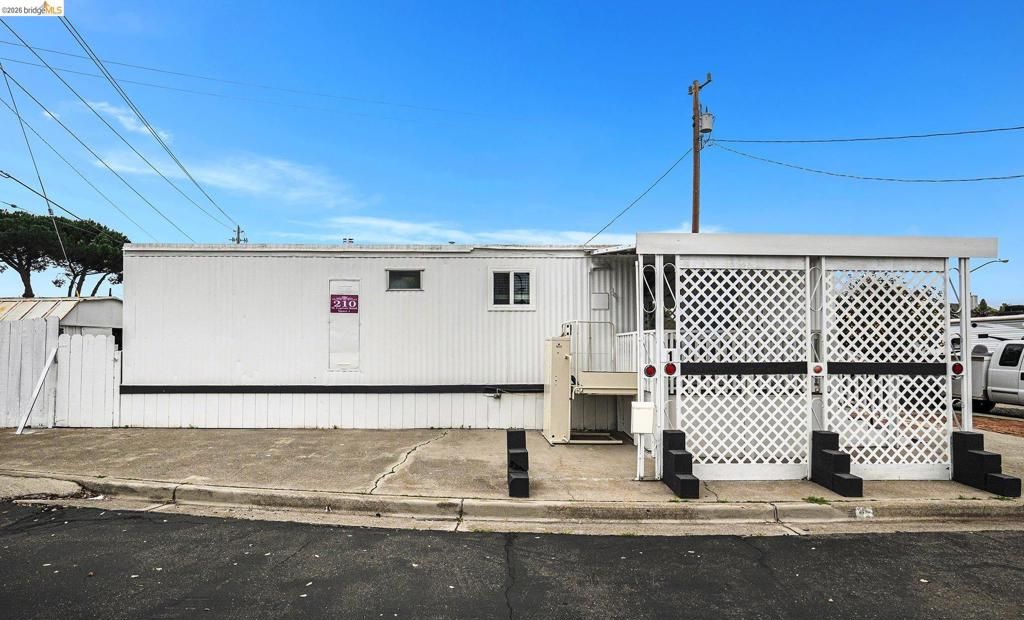 Image 3 of property listing at 210 210 W Cypress, Oakley, CA 94561