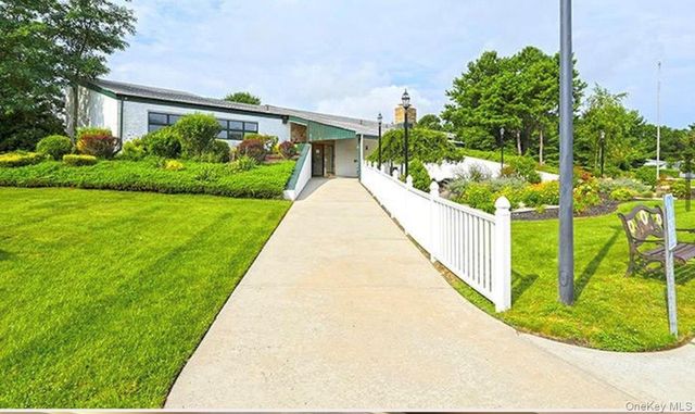 16 Village Circle E, Manorville, NY 11949