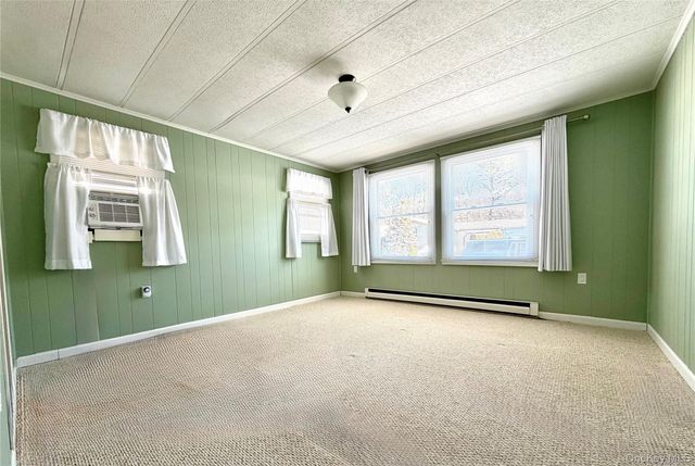 16 Village Circle E, Manorville, NY 11949