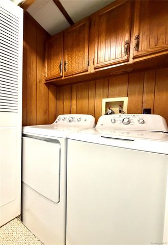 16 Village Circle E, Manorville, NY 11949