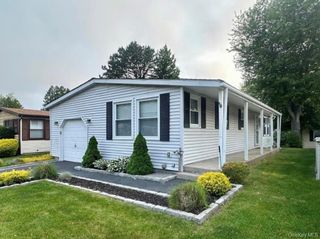 16 Village Circle E, Manorville, NY 11949
