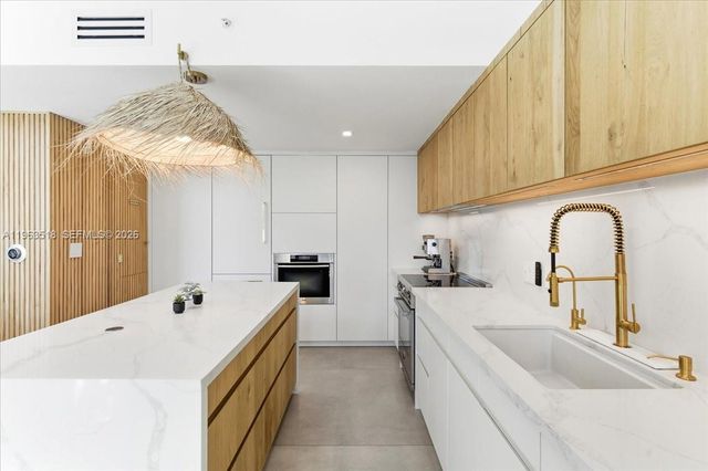 200 BISCAYNE BLVD WY 706, Miami, FL 33131