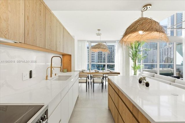 200 BISCAYNE BLVD WY 706, Miami, FL 33131