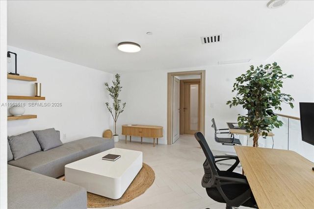 200 BISCAYNE BLVD WY 706, Miami, FL 33131