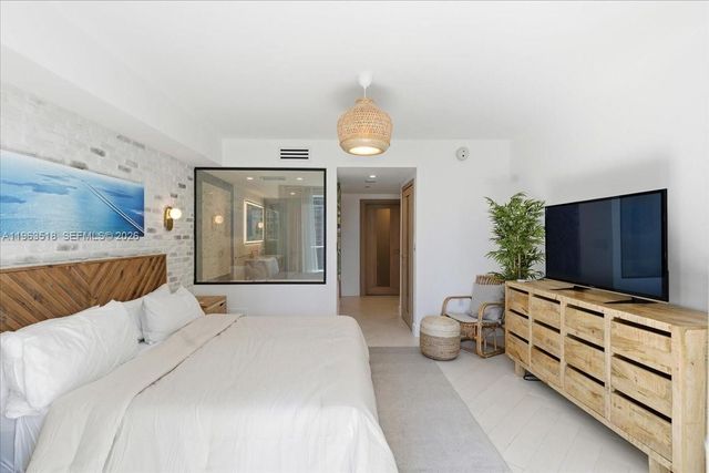 200 BISCAYNE BLVD WY 706, Miami, FL 33131