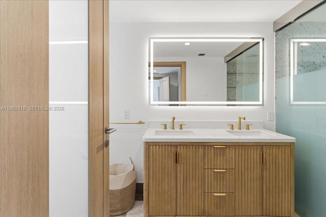 200 BISCAYNE BLVD WY 706, Miami, FL 33131