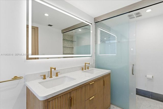 200 BISCAYNE BLVD WY 706, Miami, FL 33131