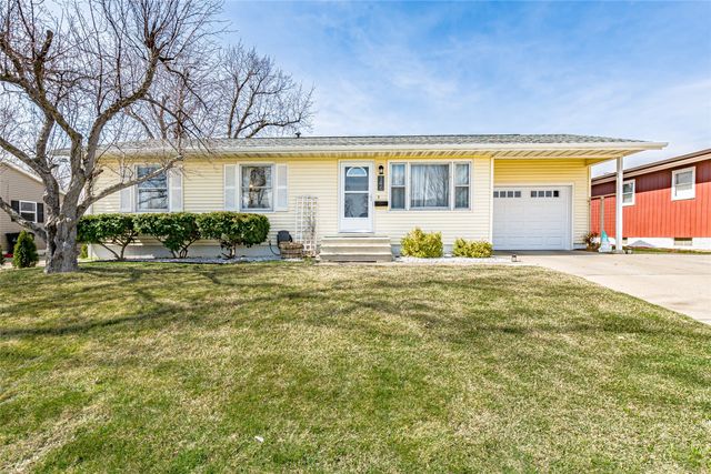 146 Eastview Drive NW, Cedar Rapids, IA 52405
