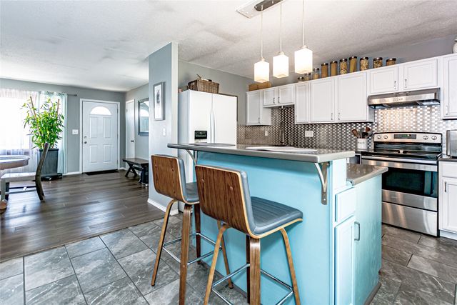 146 Eastview Drive NW, Cedar Rapids, IA 52405