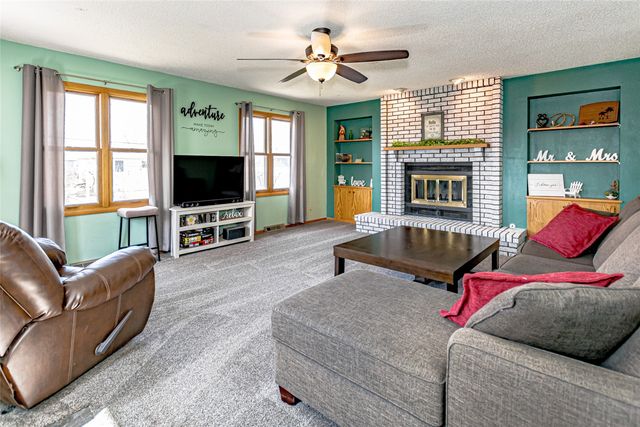 146 Eastview Drive NW, Cedar Rapids, IA 52405