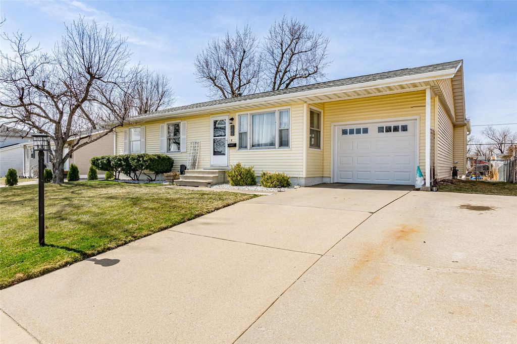 146 Eastview Drive NW, Cedar Rapids, IA 52405