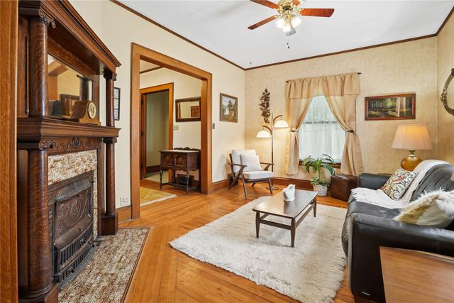 3719 Cottage Grove Avenue, Des Moines, IA 50311