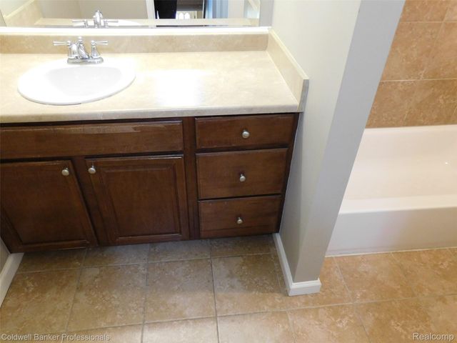 1500 Brentwood Drive, Troy, MI 48098