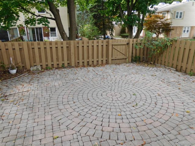 1500 Brentwood Drive, Troy, MI 48098