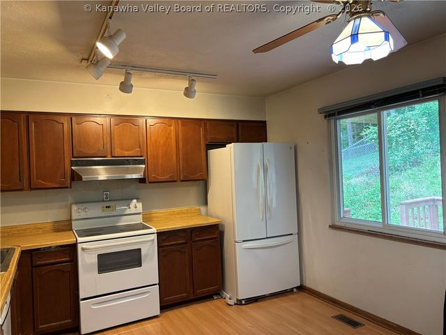 833 Daverton Road, South Charleston, WV 25303