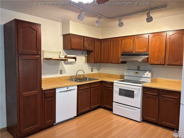 833 Daverton Road, South Charleston, WV 25303