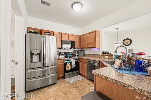 28218 S Pointe Lane, New Baltimore, MI 48051