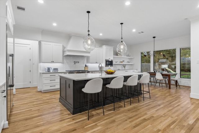 1260 Candlelight Lane, Houston, TX 77018