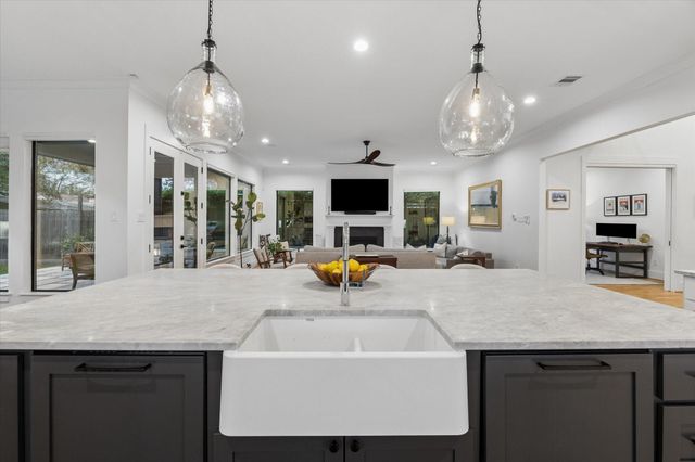 1260 Candlelight Lane, Houston, TX 77018