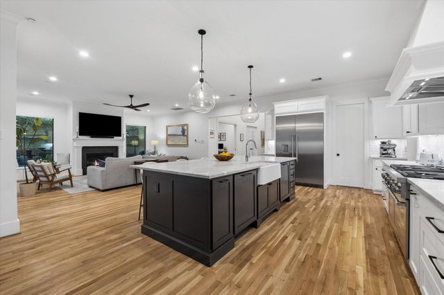 1260 Candlelight Lane, Houston, TX 77018