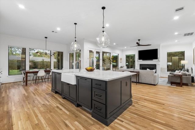 1260 Candlelight Lane, Houston, TX 77018