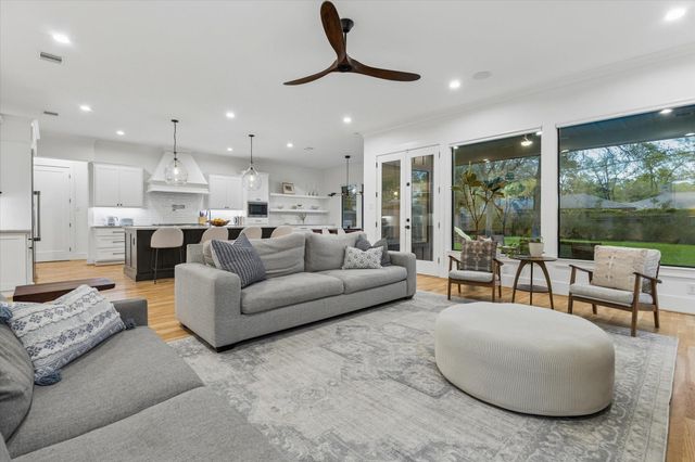 1260 Candlelight Lane, Houston, TX 77018