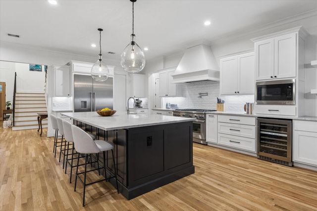 1260 Candlelight Lane, Houston, TX 77018