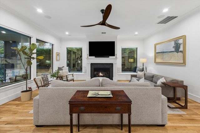 1260 Candlelight Lane, Houston, TX 77018