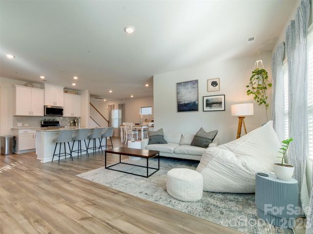 4009 Woodland View Drive, Charlotte, NC 28215