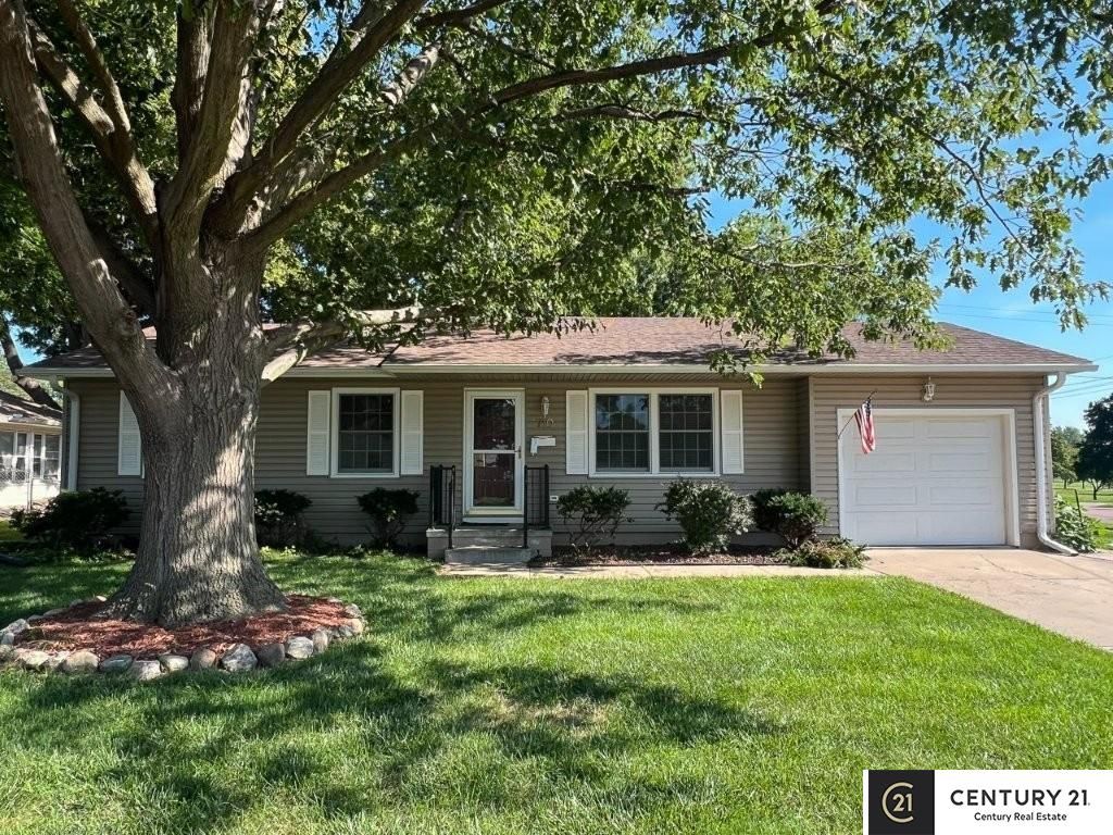710 E Patton Street, Papillion, NE 68046