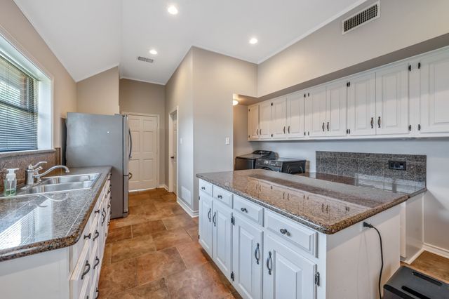 6500 Hollytree Circle, Tyler, TX 75703