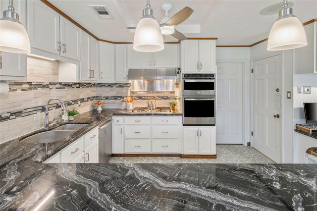 2401 Briar Oaks DR, Bryan, TX 77802