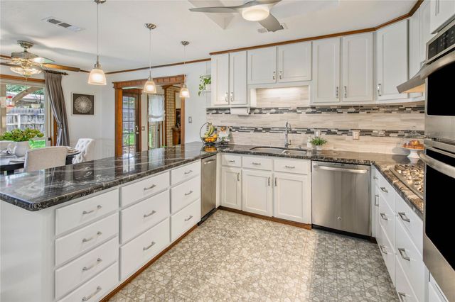 2401 Briar Oaks DR, Bryan, TX 77802