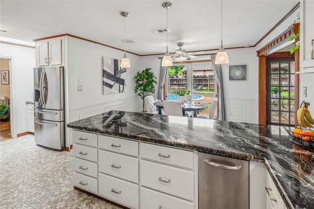 2401 Briar Oaks DR, Bryan, TX 77802