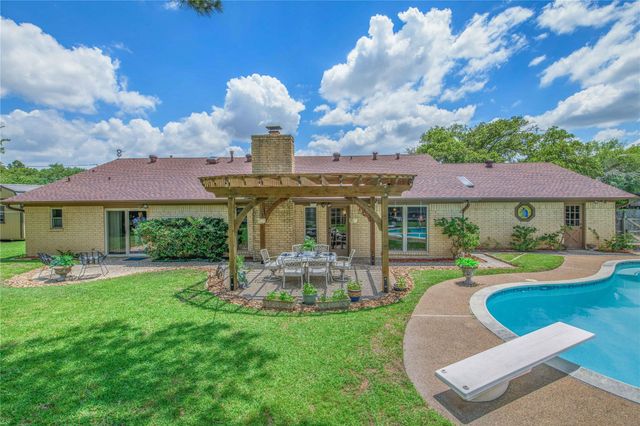 2401 Briar Oaks DR, Bryan, TX 77802