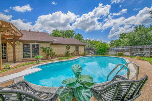 2401 Briar Oaks DR, Bryan, TX 77802