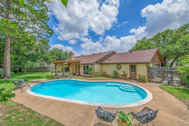 2401 Briar Oaks DR, Bryan, TX 77802