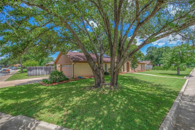 2401 Briar Oaks DR, Bryan, TX 77802