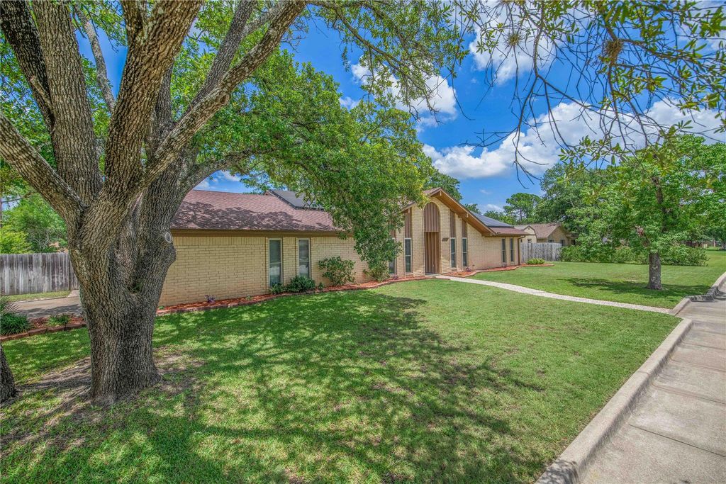 2401 Briar Oaks DR, Bryan, TX 77802