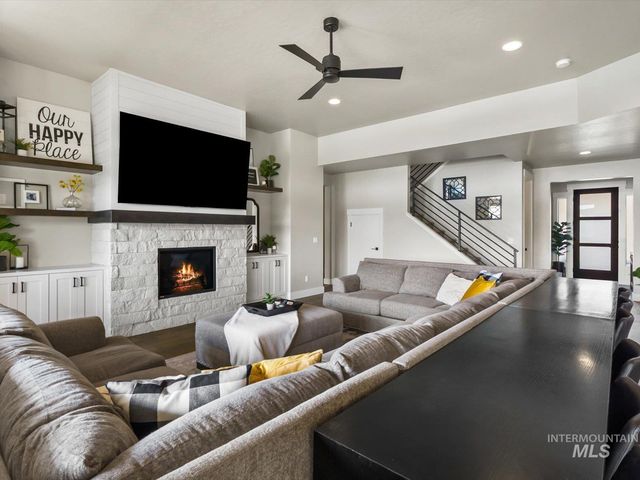 10421 W Otter Rock Dr, Star, ID 83669