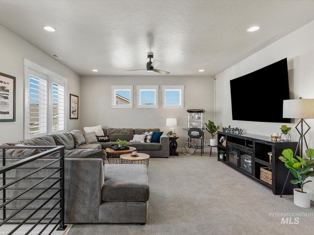 10421 W Otter Rock Dr, Star, ID 83669
