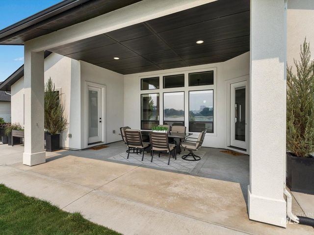 10421 W Otter Rock Dr, Star, ID 83669