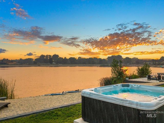 10421 W Otter Rock Dr, Star, ID 83669