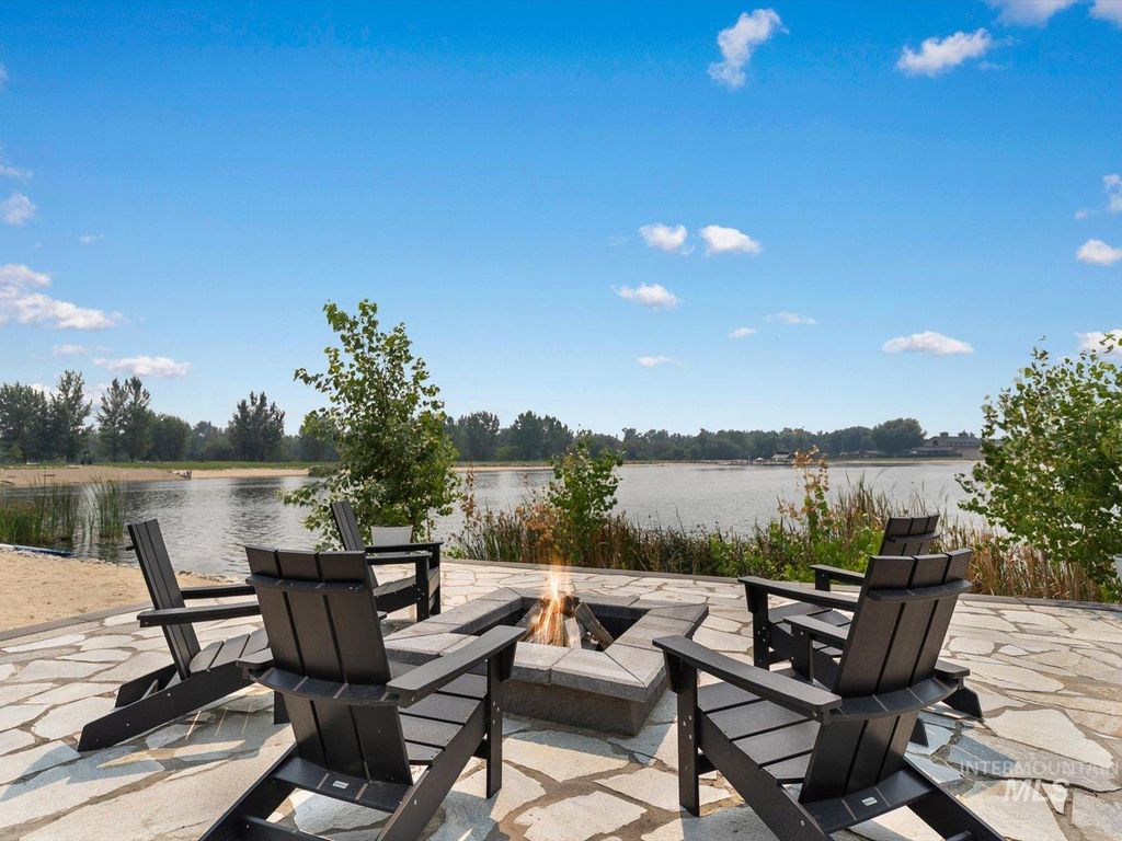 10421 W Otter Rock Dr, Star, ID 83669 photo 2