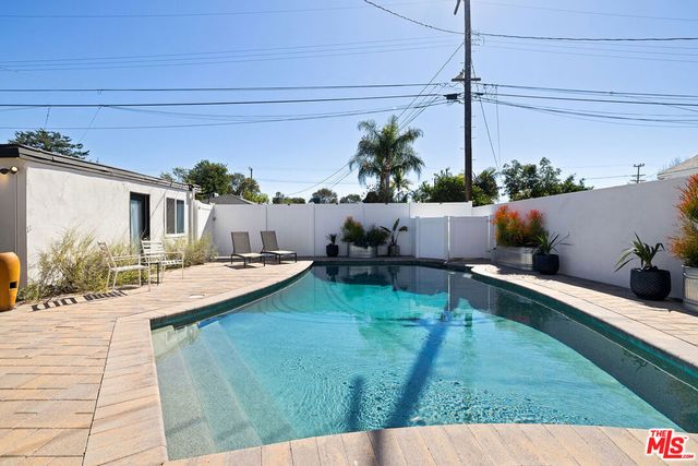 19432 Hartland Street, Reseda, CA 91335