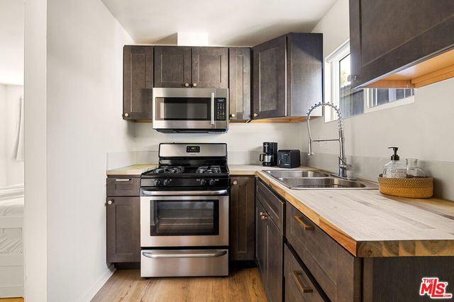 19432 Hartland Street, Reseda, CA 91335