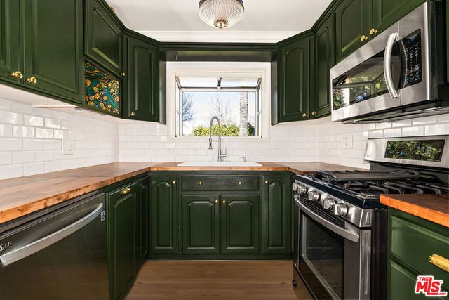 19432 Hartland Street, Reseda, CA 91335