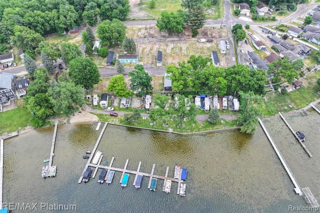 29 Retreat Way, Fenton, MI 48430