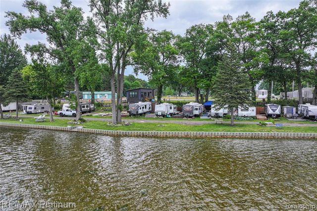 29 Retreat Way, Fenton, MI 48430